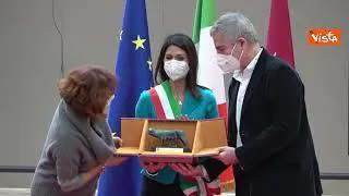 Raggi consegna la Lupa capitolina ai figli di Nino Manfredi nel centenaio della nascita