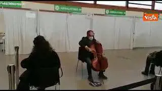 Un violoncello accompagna chi si vaccina a Parma