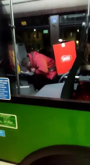 L'uomo si droga sul bus Atm