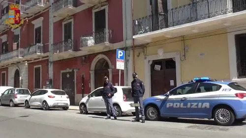 Sequestra e picchia fidanzata mettendo i lucchetti alla porta di casa: arrestato un egiziano
