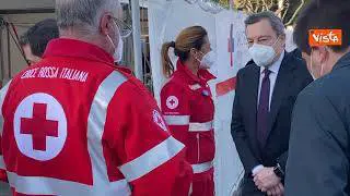 Draghi si vaccina al centro della stazione Termini con la moglie. Le immagini