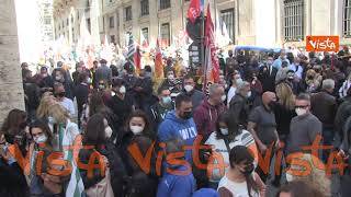 La protesta dei lavoratori dell'Alitalia e Cityliner al MISE, le immagini