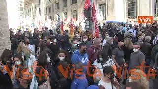 La protesta dei lavoratori dell'Alitalia e Cityliner al MISE, le immagini