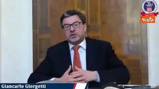 Produzione vaccini in Italia, Giorgetti: "Serve aiuto delle case farmaceutiche"