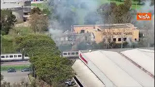 In fiamme il Treno Roma-Lido a causa di un guasto alla linea. Le immagini