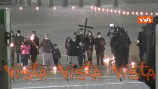 Via crucis con Papa Francesco in Piazza San Pietro. Le immagini della cerimonia