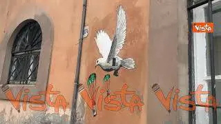 La colomba di Pasqua consegna i vaccini, l’opera di Harry Greb sul muro del Ministero della Salute