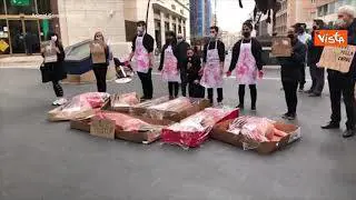 Cadaveri umani confezionati, flashmob shock a Napoli contro l'uccisione degli agnelli a Pasqua