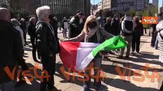 Protesta dei lavoratori dei mercati a Milano, gli ambulanti bloccano via Vitruvio. Le immagini