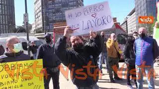 Protesta dei lavoratori dei mercati a Milano, lo sfogo: “Vogliono farci fuori”
