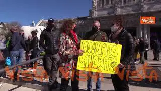 Protesta degli ambulanti a Milano, da “voglio lavorare” a “io apro”. Le immagini dei cartelli