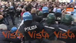 Tensione a Piazza Montecitorio, la polizia carica i manifestanti