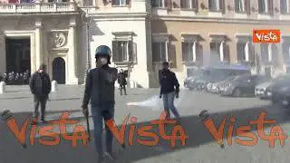 Tafferugli in Piazza Montecitorio, polizia carica, i manifestanti prendono le transenne