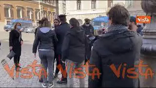 Manifestante tenta di scavalcare transenne, fermato dalla Polizia a Montecitorio