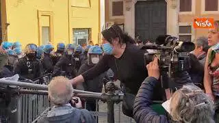 "Vogliamo solo parlare" il grido di una manifestante alla Polizia schierata a Montecitorio