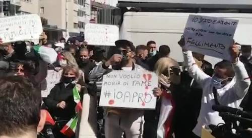 Gli ambulanti protestano in piazza a Milano: "Vogliamo lavorare"