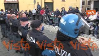 La polizia si toglie i caschi tra gli applausi dei manifestanti