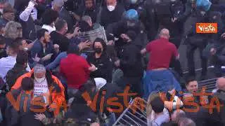 Scontri a Montecitorio tra Polizia e manifestanti, le immagini dall'alto