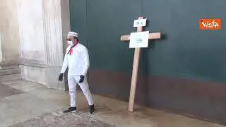 Partite iva, pizzaiolo lascia una croce, simbolo delle tasse, alla chiesa di piazza del Plebiscito