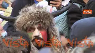 Dalla protesta agli scontri, la manifestazione a Piazza Montecitorio in 150 secondi