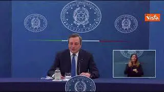 Draghi ai giornalisti: "Sono qui per stare con voi, invece di parlare ascolto le domande"