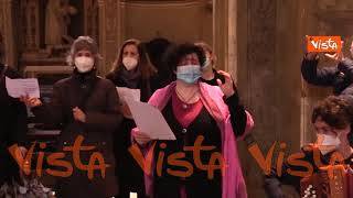 Il flash mob degli artisti del Coordinamento Spettacolo Lombardia nella chiesa di Santa Maria