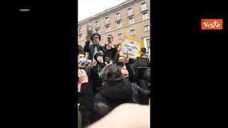 #ioapro, i leader della protesta in piazza a Roma con le manette