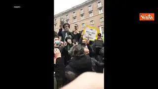 #ioapro, i leader della protesta in piazza a Roma con le manette