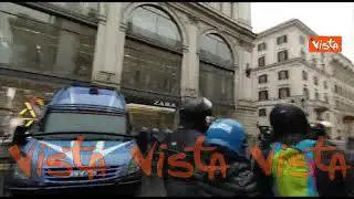 #ioapro, la Polizia schierata a Palazzo Chigi. Nel corteo petardi e fumogeni