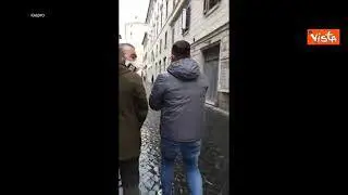 #ioapro, i manifestanti si presentano alla Polizia schierata con le manette ai polsi