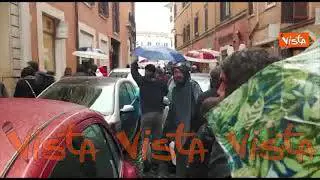 #ioapro, i manifestanti in corteo cantano l'inno d'Italia tra le vie del centro di Roma