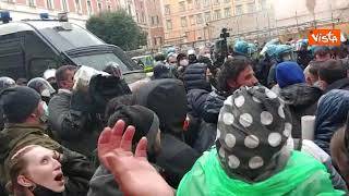"Scortateci", il grido dei manifestanti ai poliziotti schierati a Montecitorio
