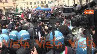 ”Libertà, libertà”, il grido dei manifestanti di “Io Apro” in piazza a Roma