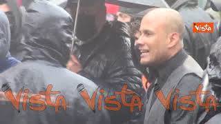 La pioggia non ferma i manifestanti “Io Apro”. Le tensioni con la polizia a un passo da Montecitorio