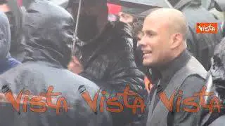 La pioggia non ferma i manifestanti “Io Apro”. Le tensioni con la polizia a un passo da Montecitorio