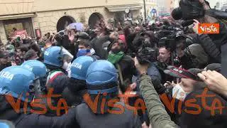 La manifestazione "Io Apro" in 180 secondi, alta tensione, bombe carta fumogeni ecco cosa è successo
