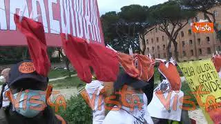 ”Siamo in mutande, vogliamo lavorare” lo striscione dei manifestanti al Circo Massimo
