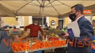 Salvini al mercato: “Guarda che ho nel portafogli” e mostra le Mille Lire. Un commerciante: "Magari"