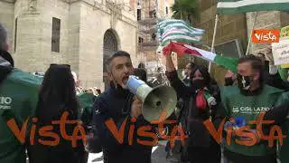 Alitalia in una bara davanti al MISE, “Una vergogna che Draghi dica che costiamo tanto!”