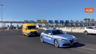 Vaccini, la polizia scorta le dosi Pfizer/Biontech durante il trasporto in tutta Italia