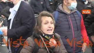 “Ho provato a uccidermi ma non ho avuto coraggio”. Il grido di una donna alla protesta anti-chiusure
