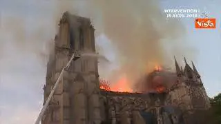 Due anni fa l'incendio a Notre Dame, le immagini dell'intervento dei Vigli del Fuoco