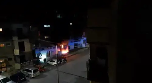 Poliziotti salvano dalle fiamme due persone