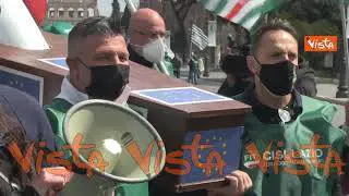 Il “funerale” di Alitalia alla protesta dei lavoratori del trasporto aereo di fronte al Campidoglio