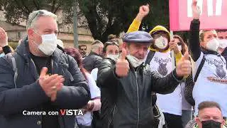 Mutande, fumogeni, semafori. Su Camera con Vista su La7