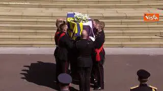 Funerali Principe Filippo, l'arrivo del feretro a St. George accompagnata da colpi di cannone