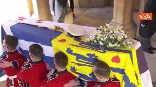 Bandiera fiori bianchi e simboli della marina, il feretro del principe Filippo