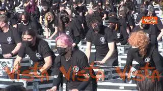 Fiorella Mannoia a Piazza del Popolo, “Rimettere in moto la macchina, nessuno deve rimanere a casa”