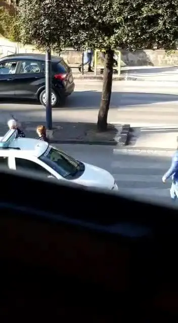 Non accetta la multa e aggredisce il vigile