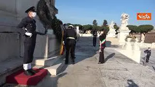 Natale di Roma, la sindaca Raggi depone corona d'alloro a piazza Venezia